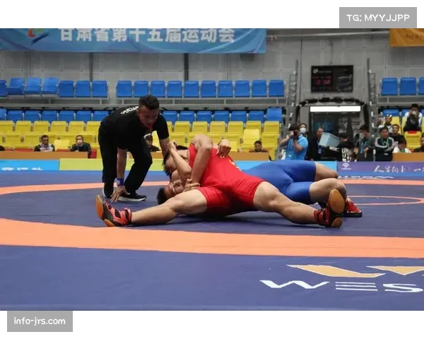 青少年摔跤运动员在竞技中锤炼意志、提升技能